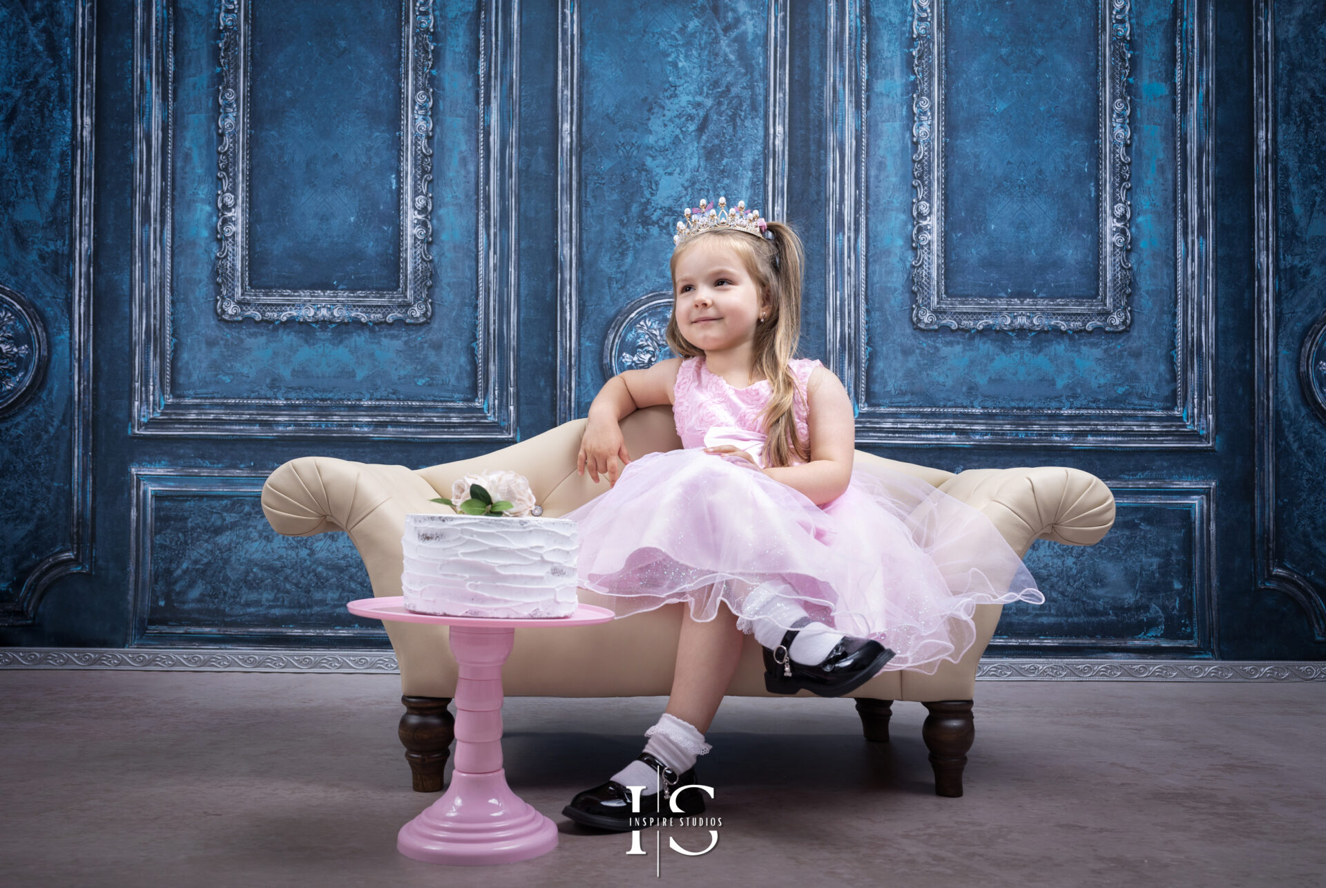 Playful children’s photoshoot with natural lighting by Inspire Studios