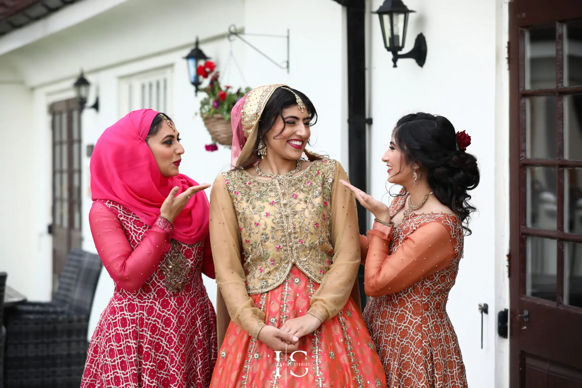 The best photos are the ones of bride and her bridesmades, fixing her dress and interacting with her. They wear the same outfits and contribute for the perfect frame, showing their love for the prettiest flower in the family.