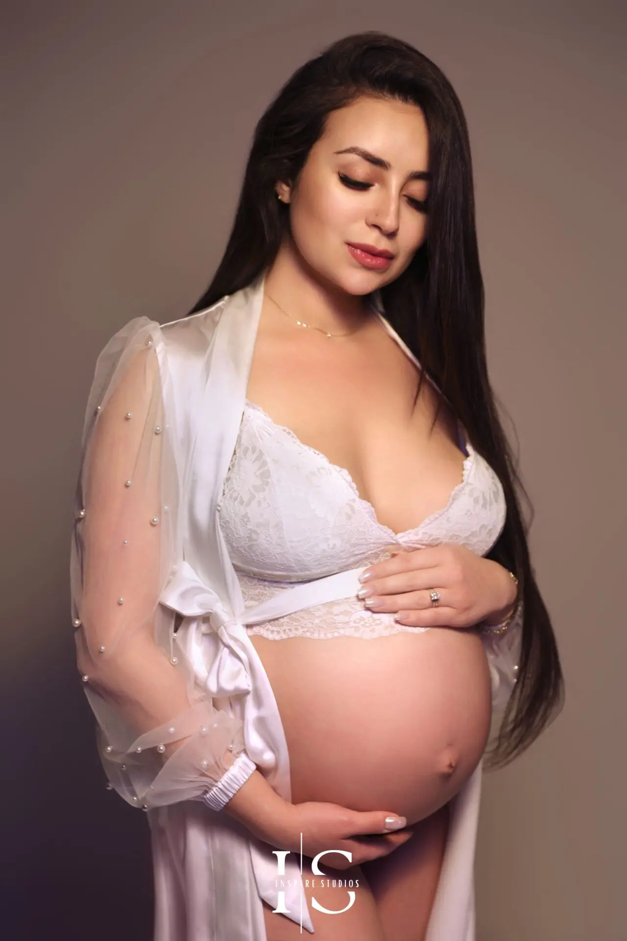Affordable pregnancy photography packages for stunning and memorable maternity sessions.