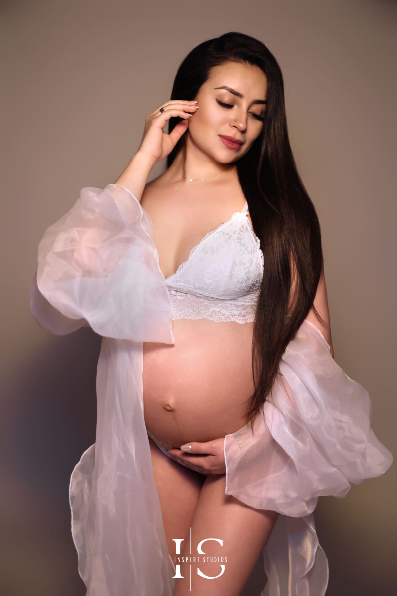 Affordable pregnancy photography packages for stunning and memorable maternity sessions.