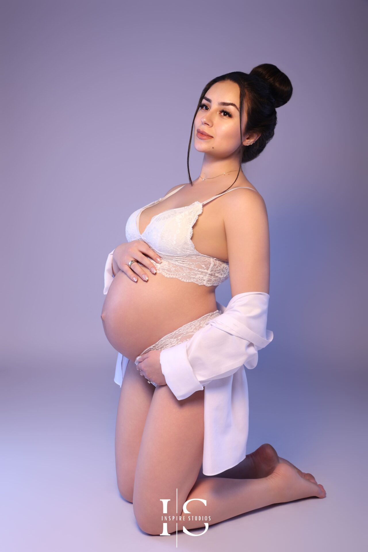 Find a maternity photographer near you in London for elegant and timeless maternity photos.