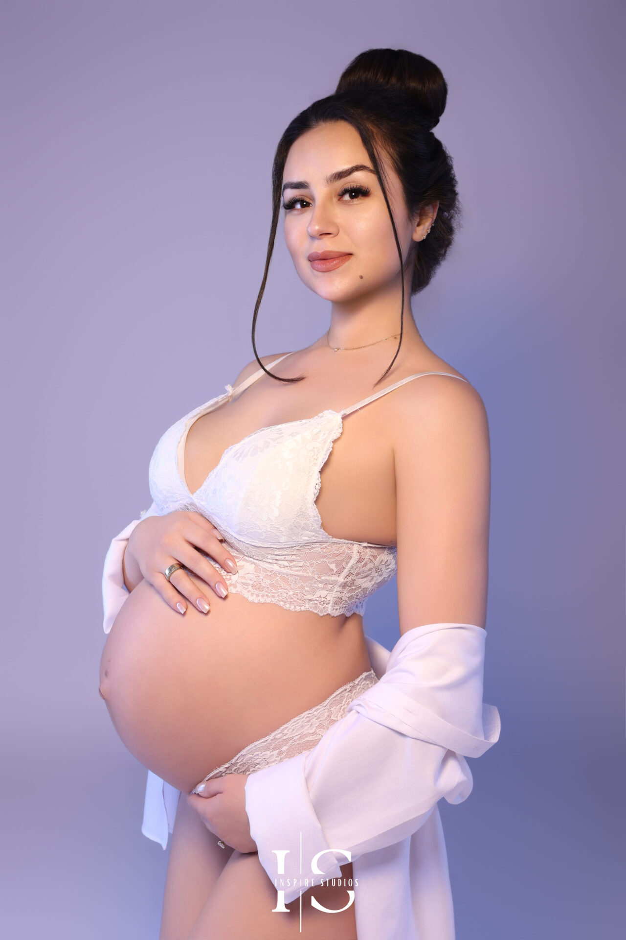 London-based maternity photographer capturing beautiful pregnancy portraits.