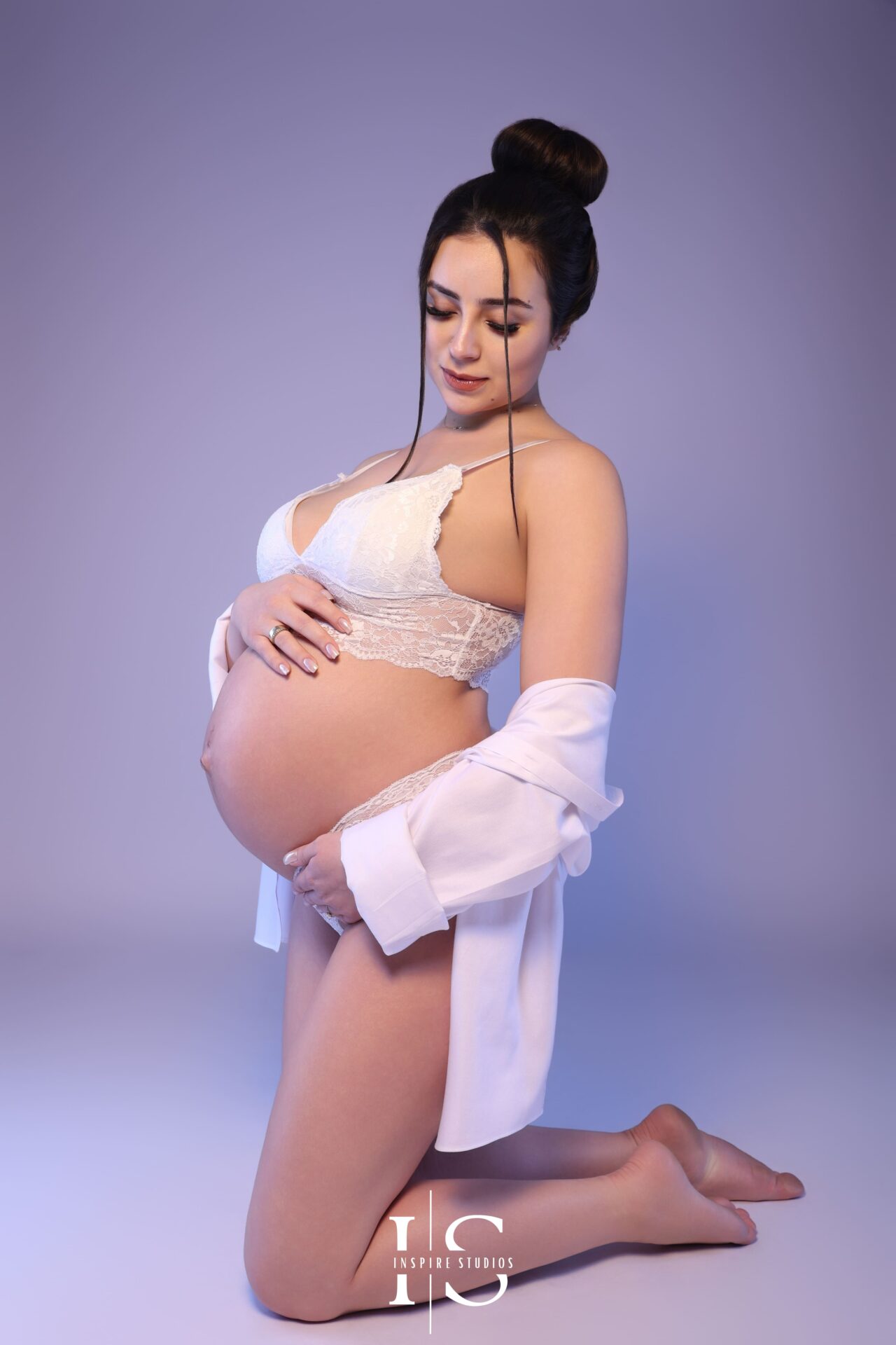 London-based maternity photographer capturing beautiful pregnancy portraits.