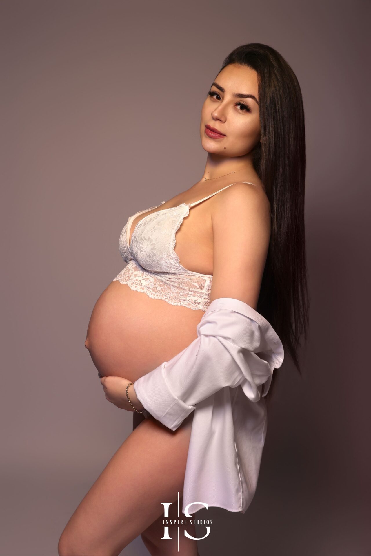 London-based maternity photographer capturing beautiful pregnancy portraits.