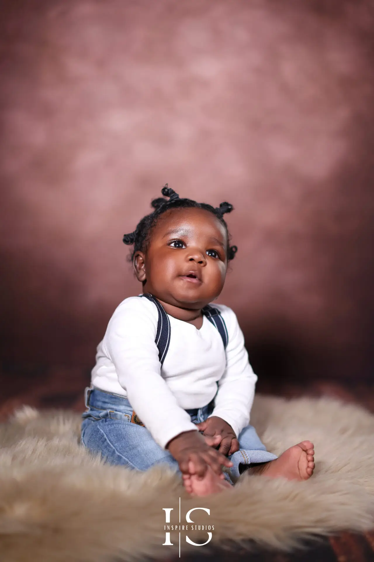 Smiling baby with parents during a cozy family photoshoot