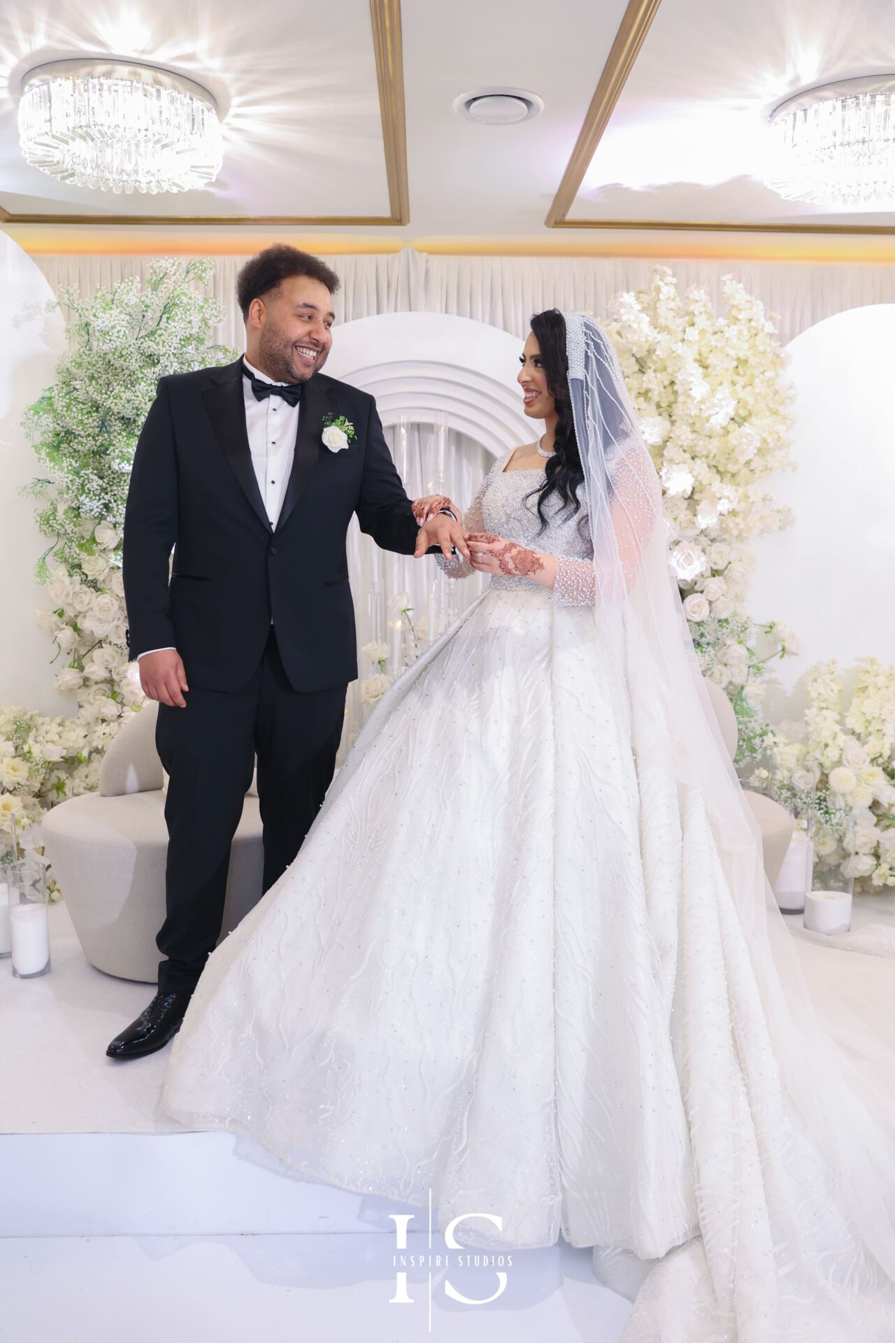 Moroccan bride laughing with female photographer