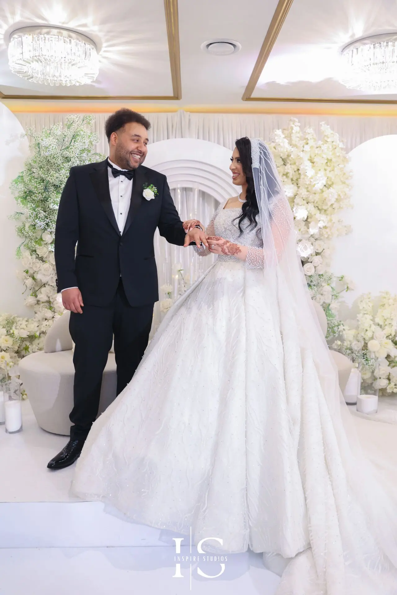 Moroccan bride laughing with female photographer