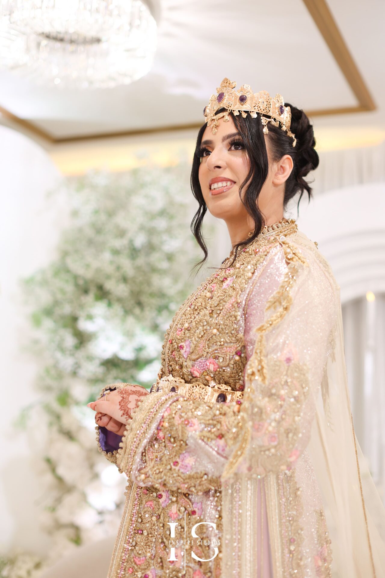 Moroccan wedding photographer captures parent blessing