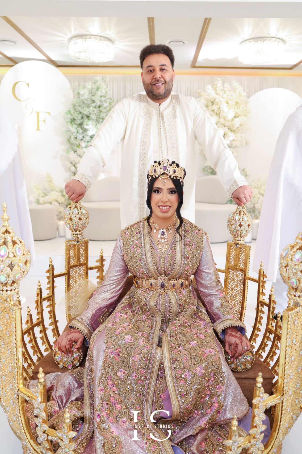 Moroccan wedding photographer captures laughter during speeches