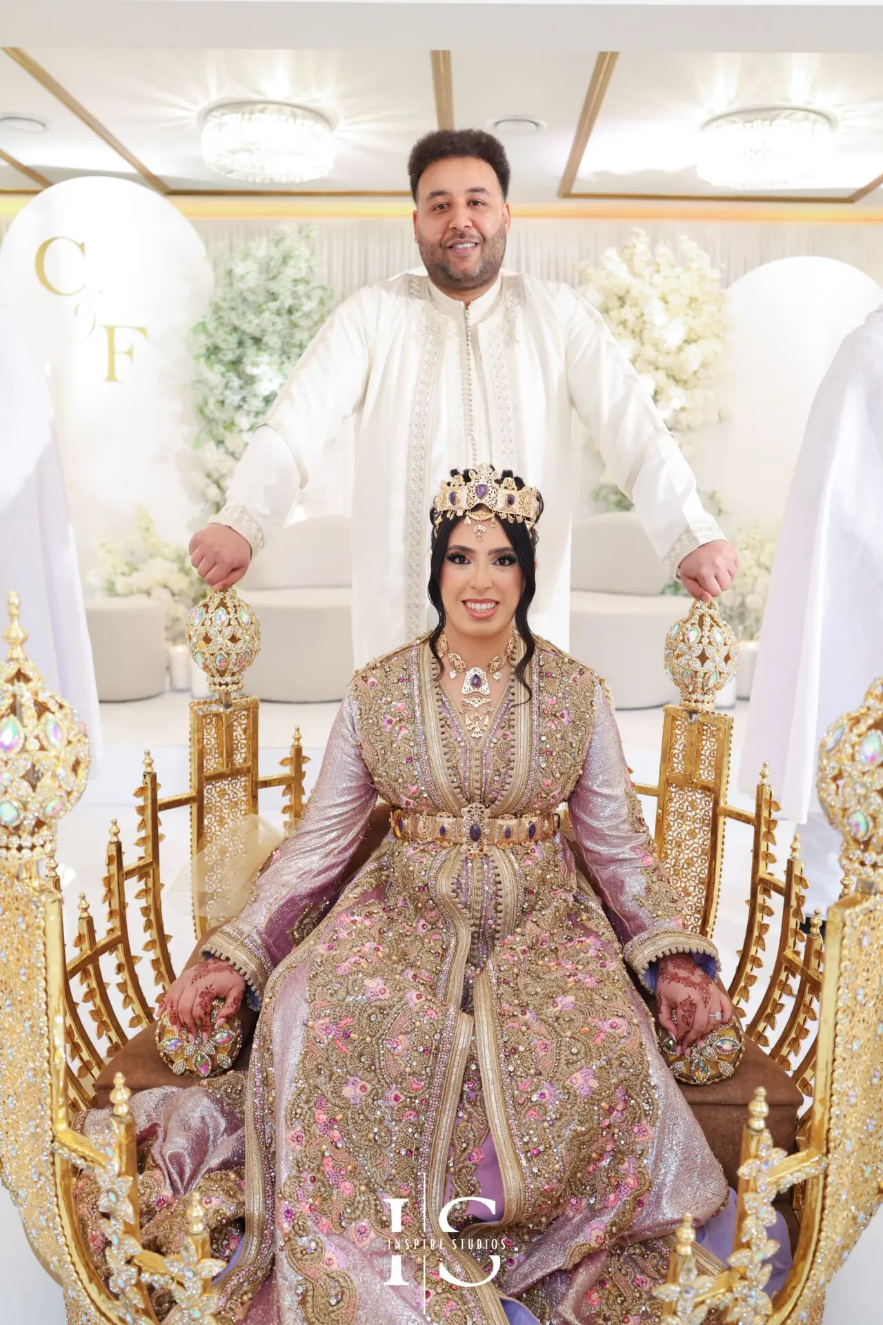 Moroccan wedding photographer captures laughter during speeches
