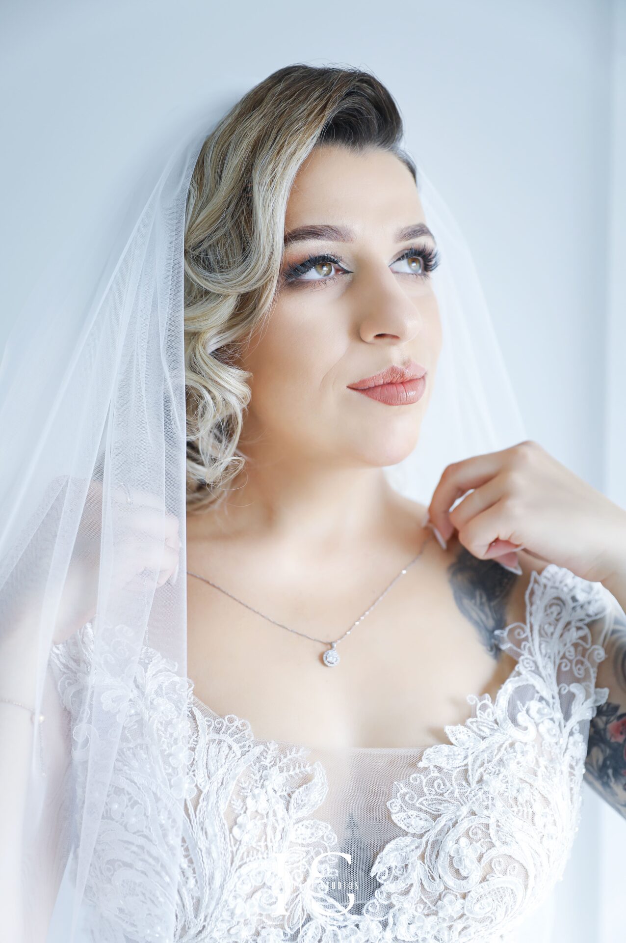 Fotografa româncă imortalizează un cuplu fericit în ziua nunții lor