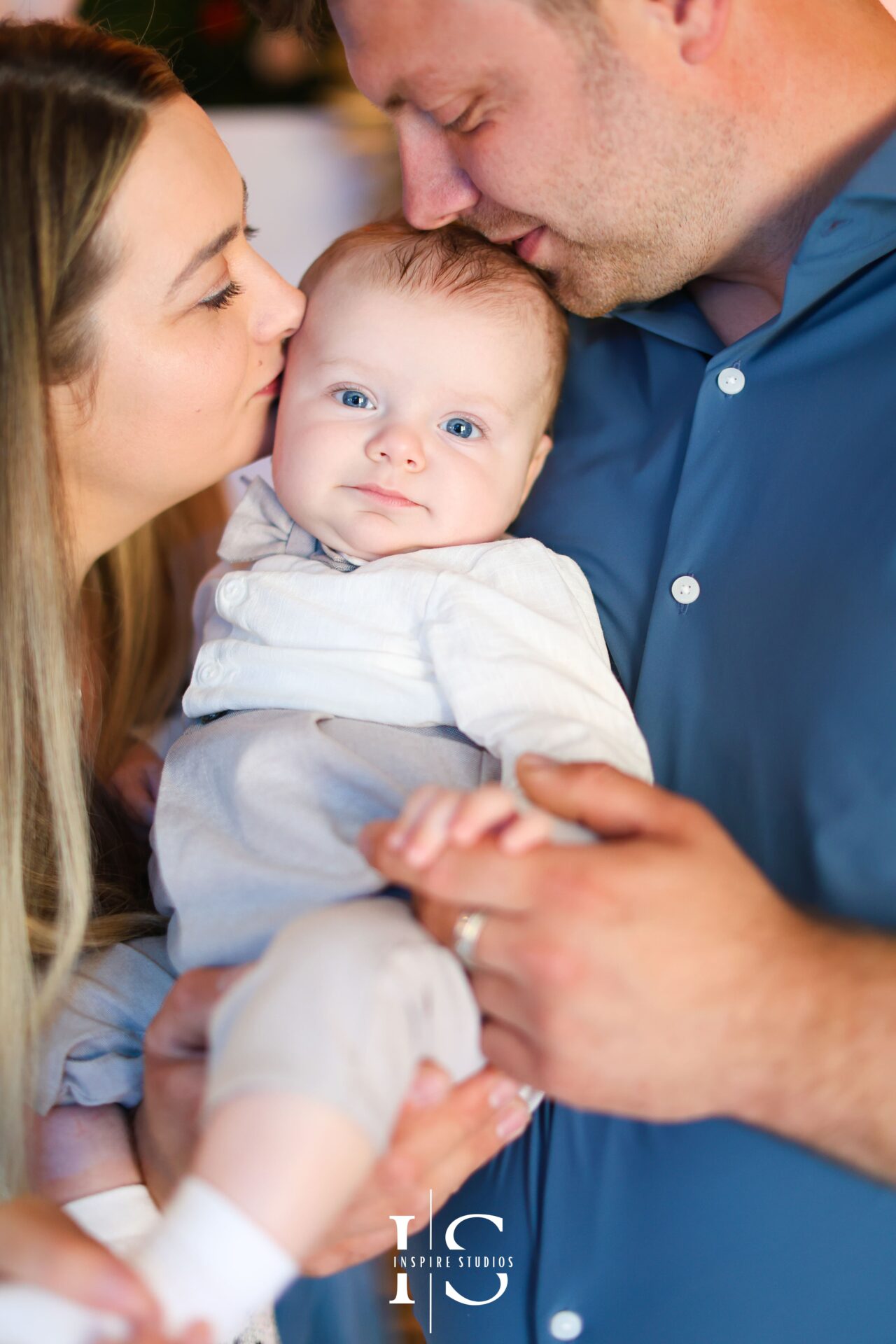 Fotografiere botez biserică Londra cu familie și copil