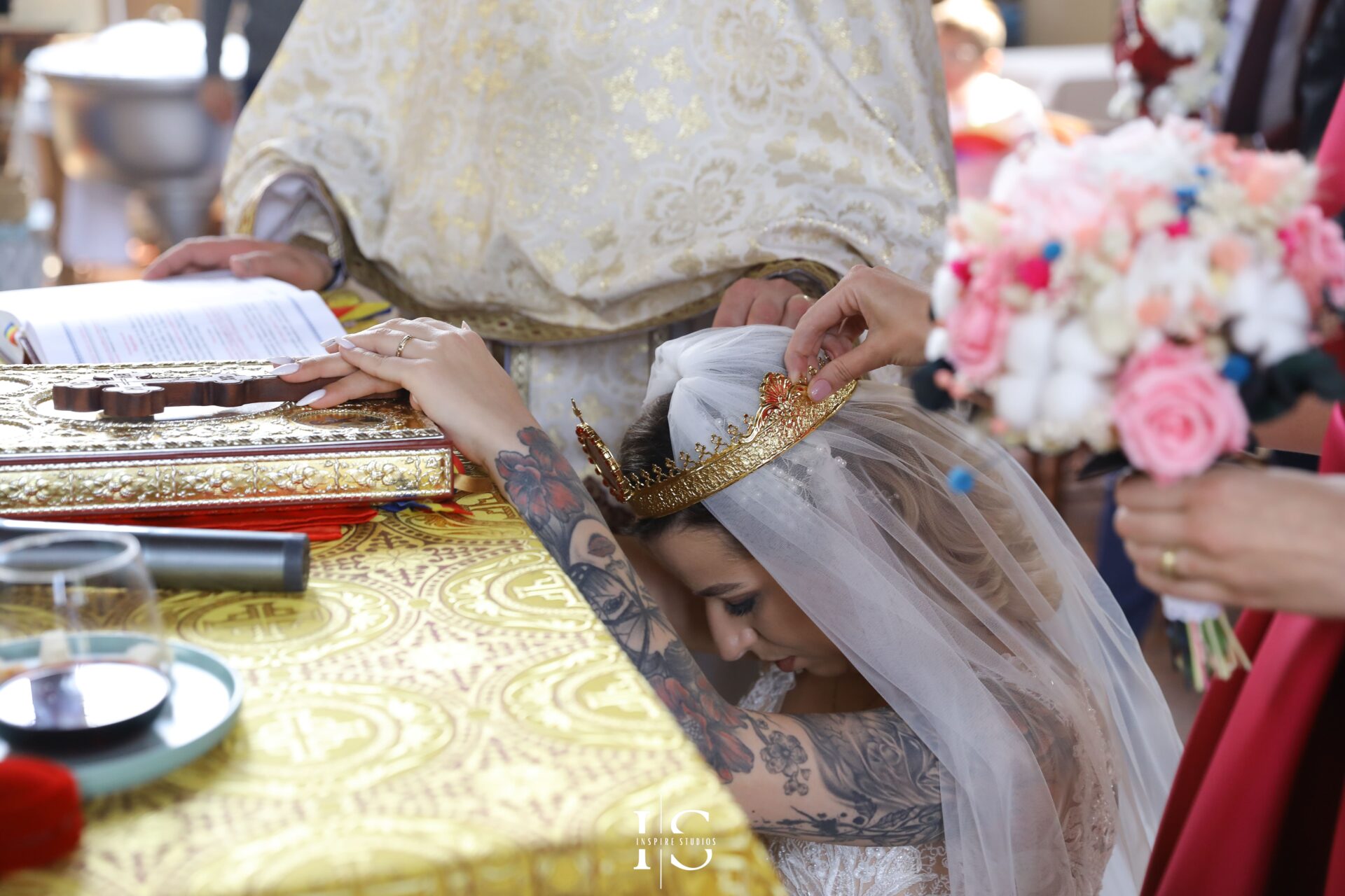 Romanian photography style for urban weddings