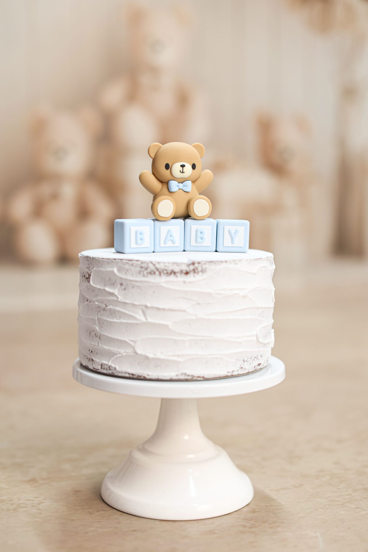Bright and whimsical dummy cake for children’s birthday photography