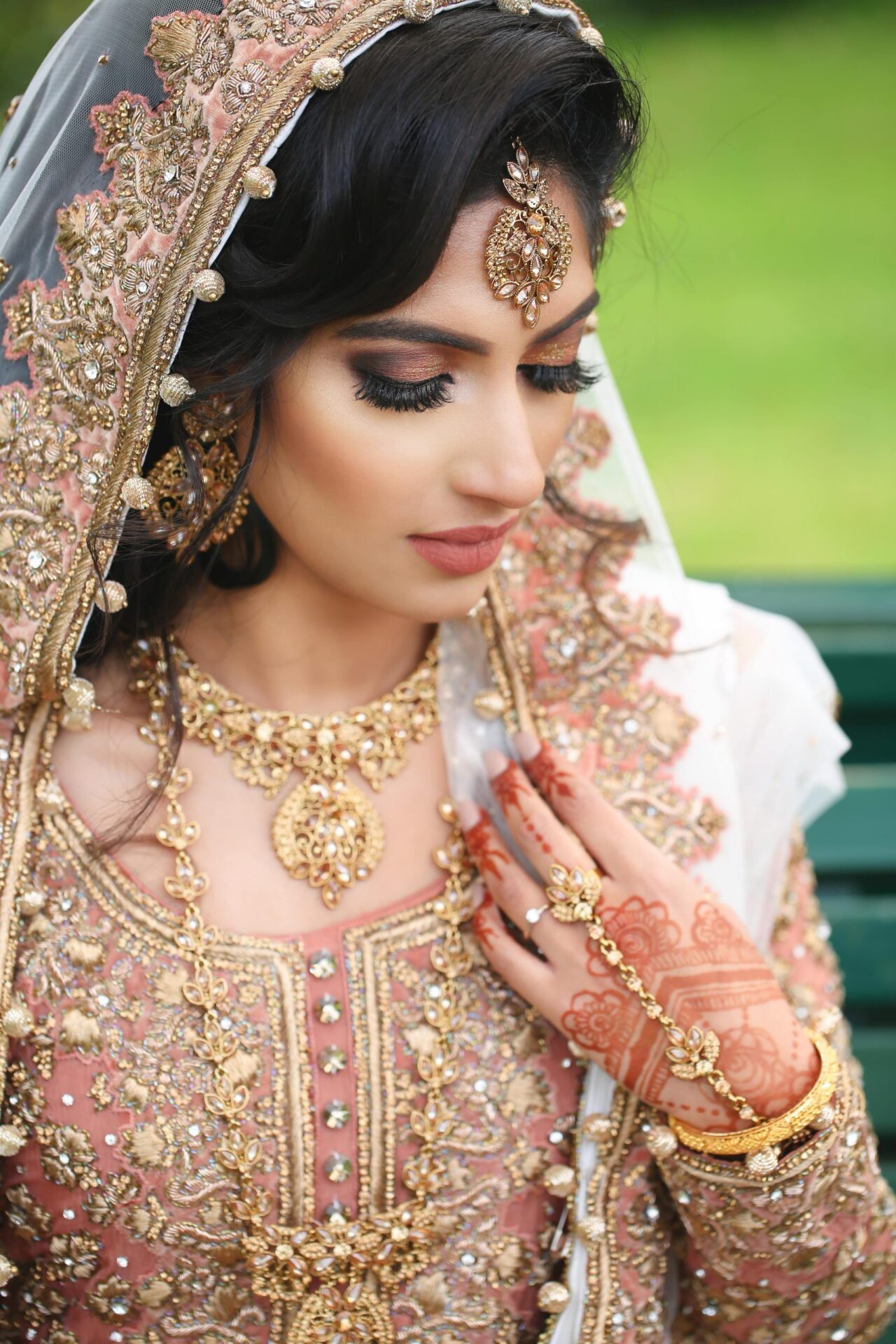 Outdoor couple wedding photoshoot in London