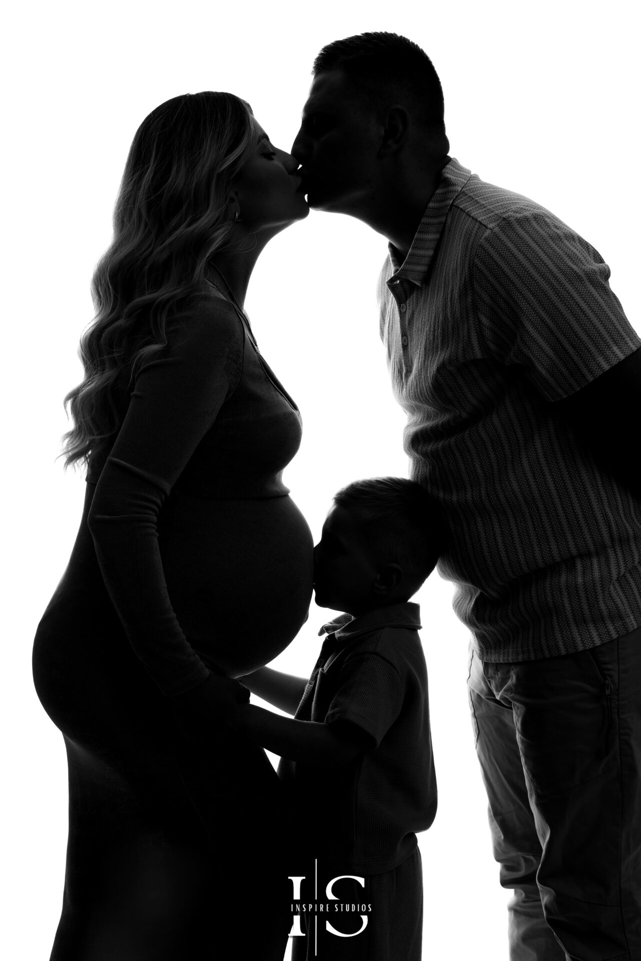 London maternity silhouette photoshoot highlighting pregnancy glow