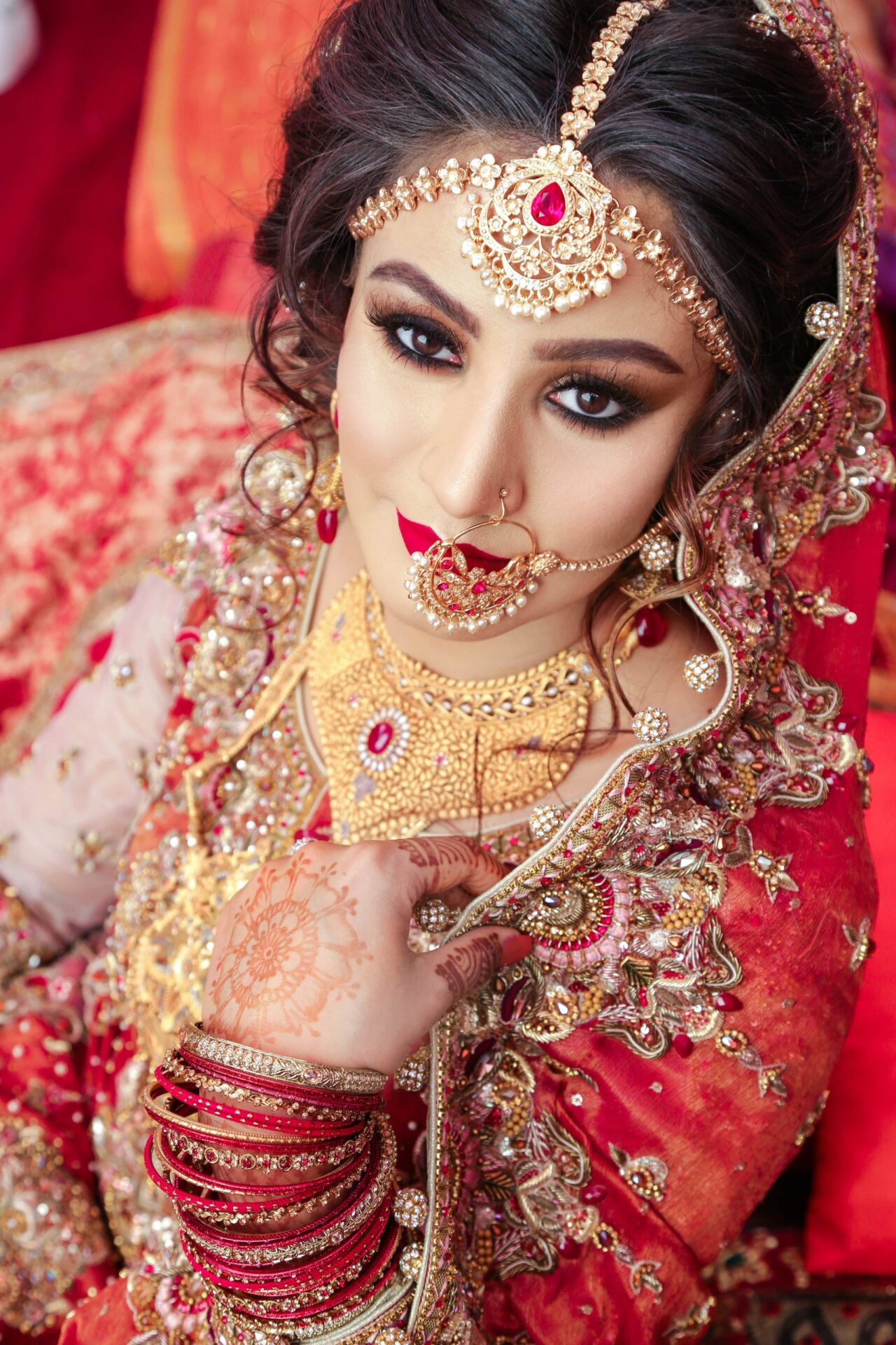 Female photographer with a storytelling wedding style