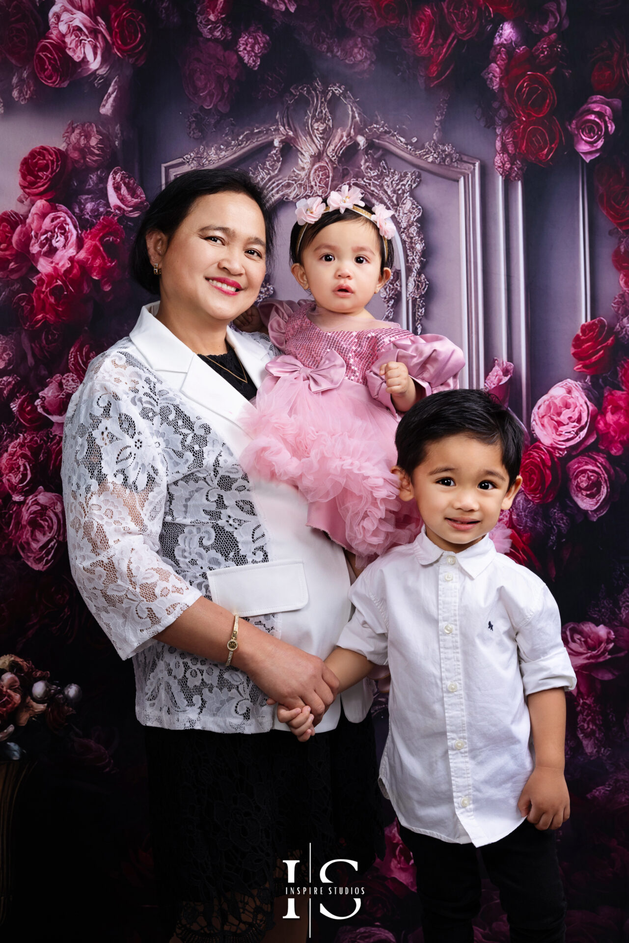 Filipino family portraits capturing love and togetherness in London