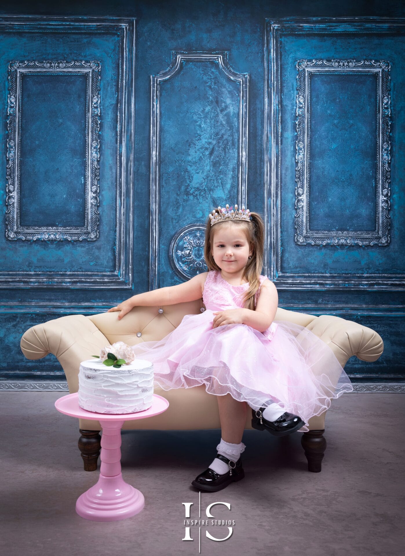 Creative birthday photoshoot ideas for a 4-year-old girl with balloons, cake, and fun birthday props.
