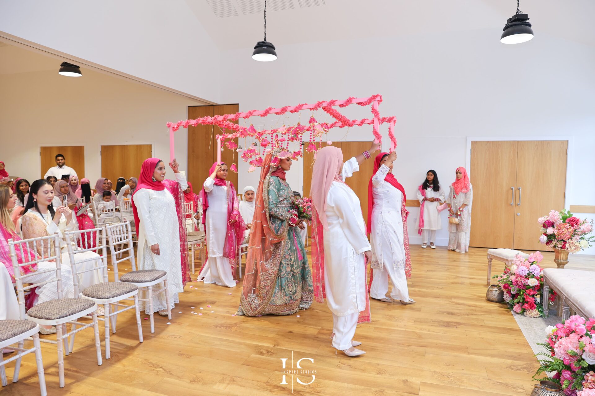 London Mehndi bride makes her grand entrance at wedding.