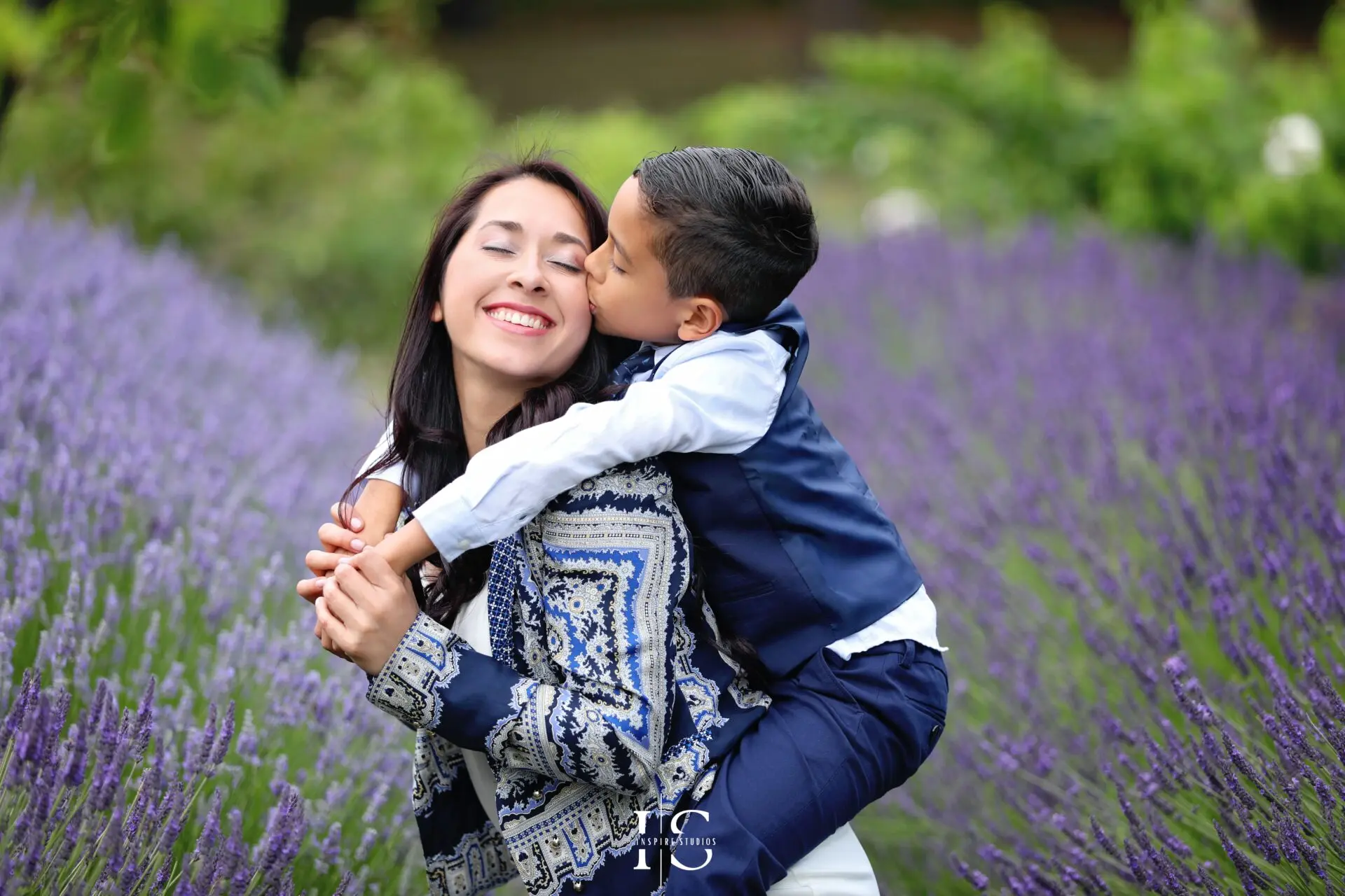 Outdoor family photos in a London park, featuring smiles, laughter, and natural light.