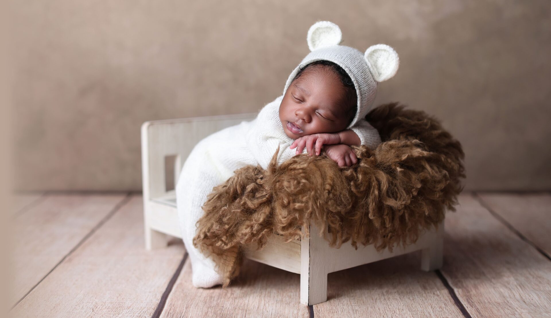 Newborn baby photoshoot ideas in Walthamstow, London – soft, natural newborn posing inspiration.