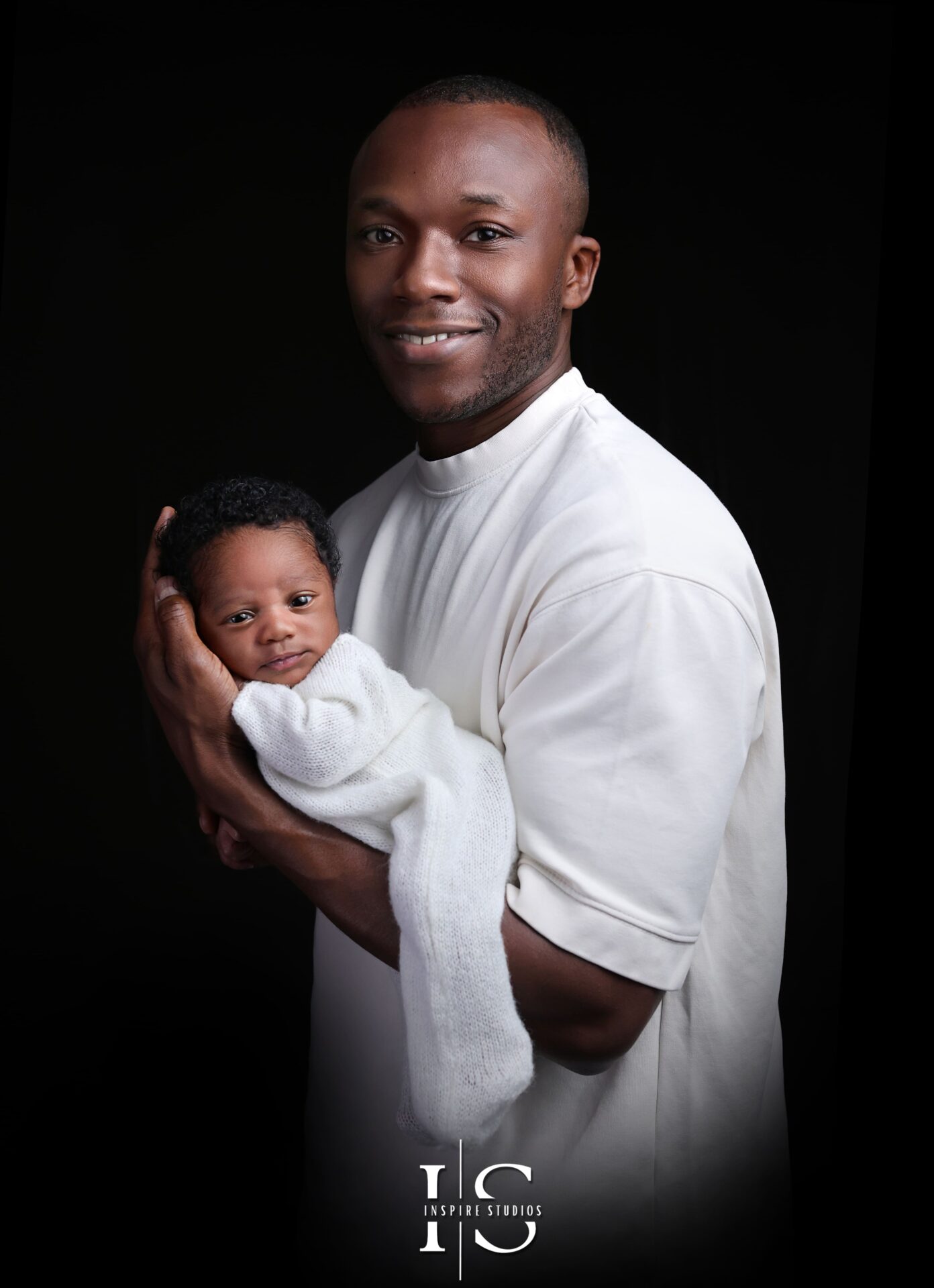 Family newborn photography in London – natural, timeless newborn posing inspiration.