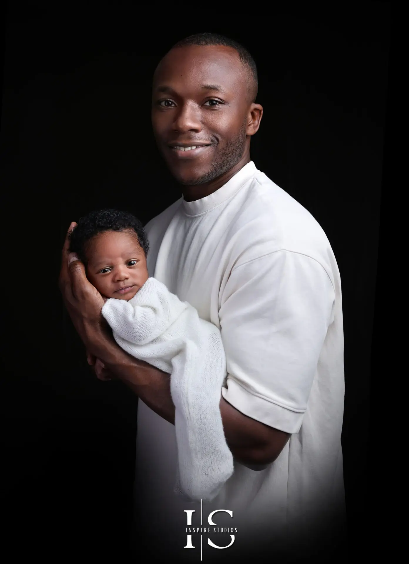 Family newborn photography in London – natural, timeless newborn posing inspiration.