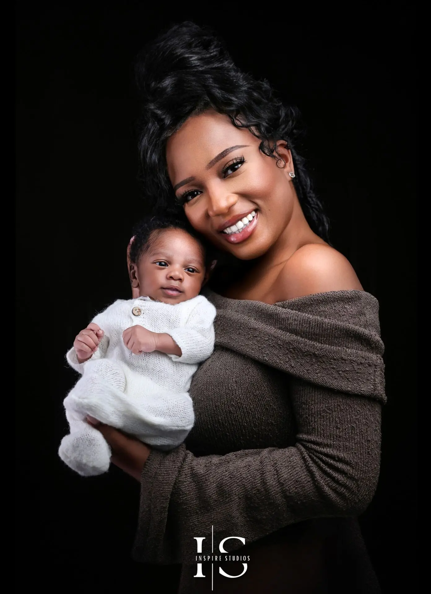 Natural family newborn photography poses – parents with newborn baby.