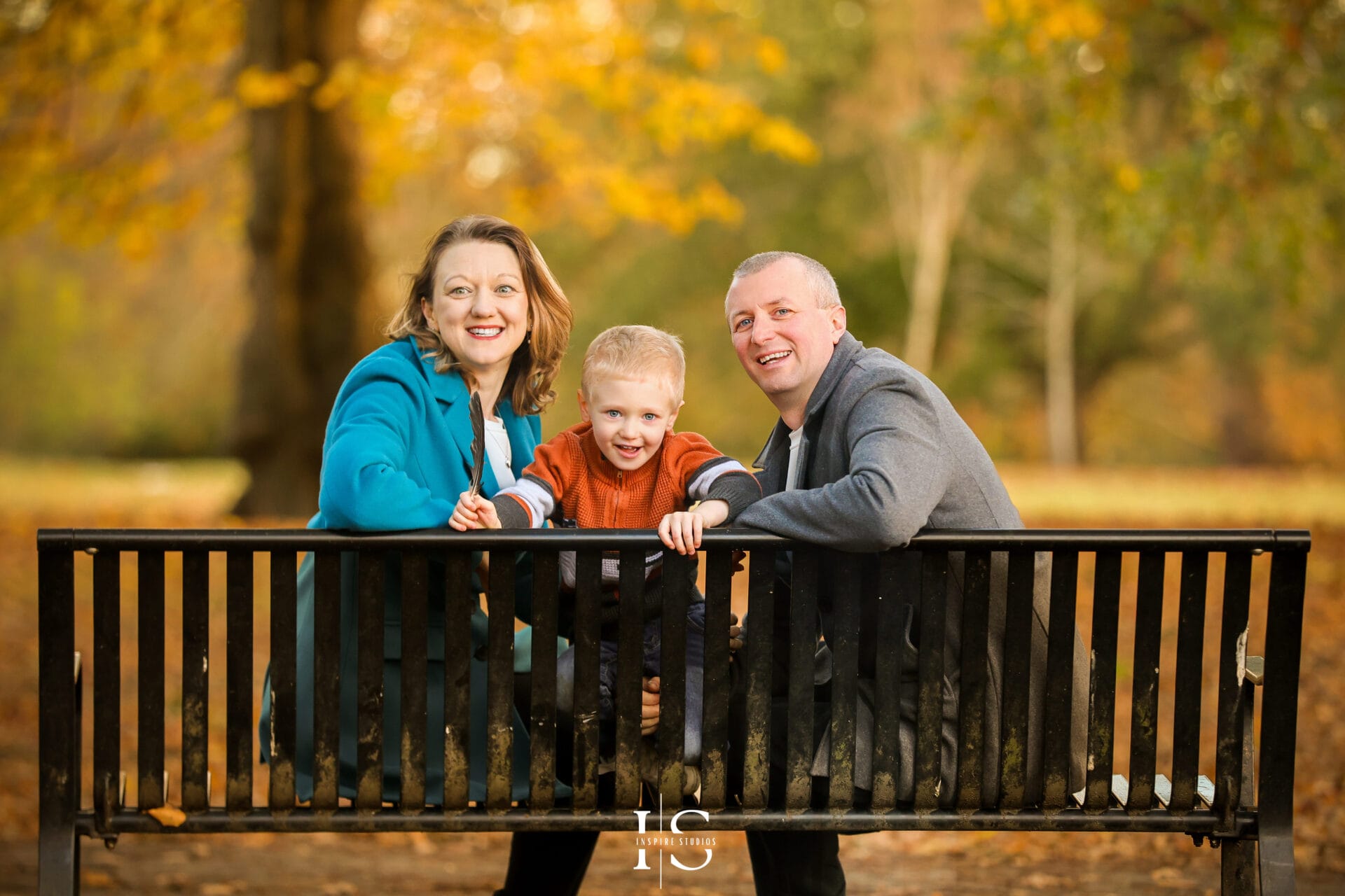 Autumn outdoor photo session in London with golden leaves and natural portrait poses.