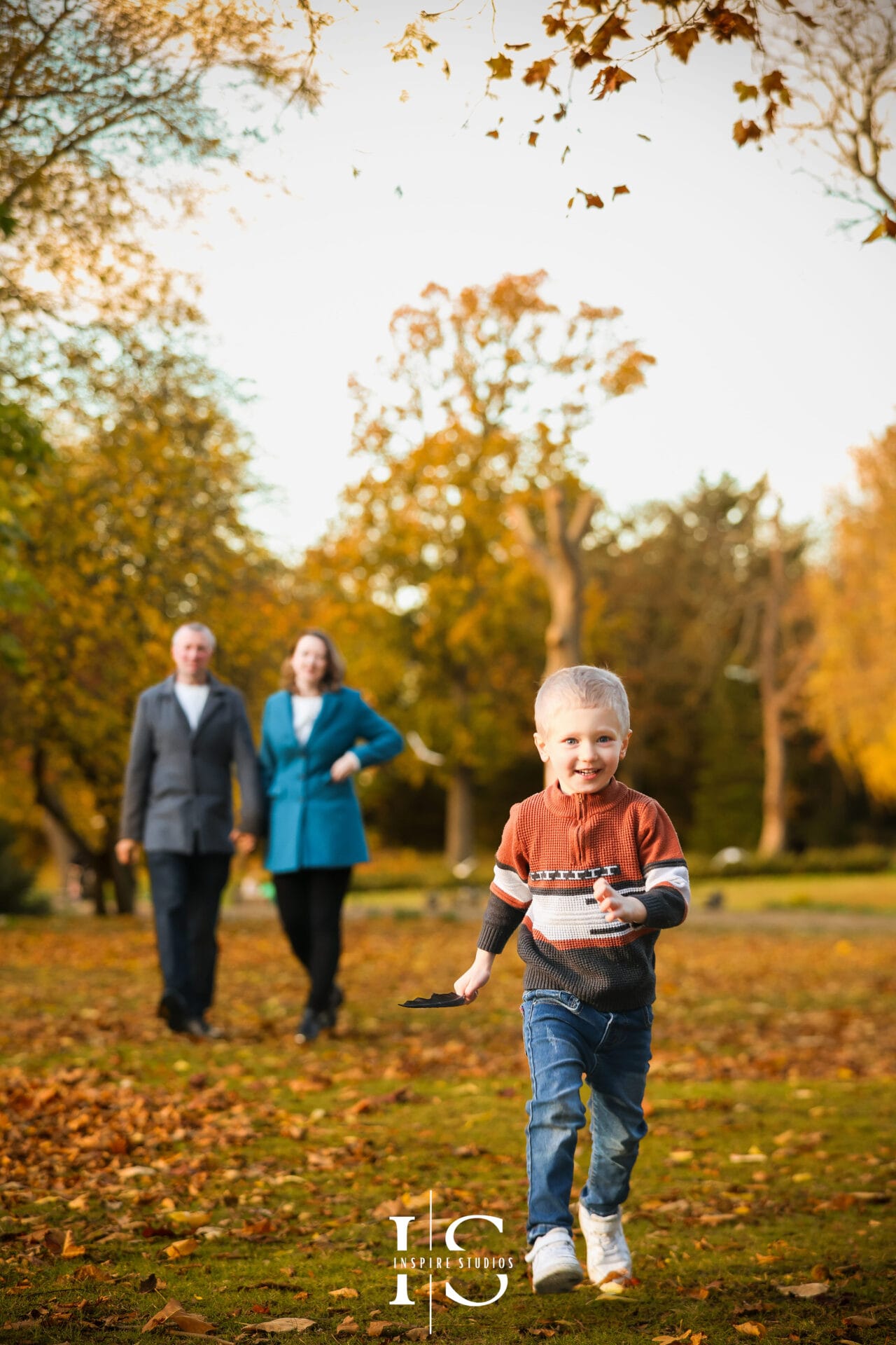 Autumn family photos in Valentines Park featuring golden leaves and natural outdoor scenery.