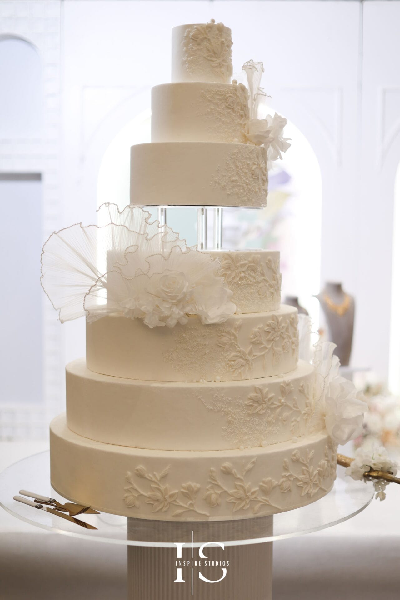 London luxury wedding photography highlights capturing romantic portraits, elegant décor, ceremony moments, and reception details.