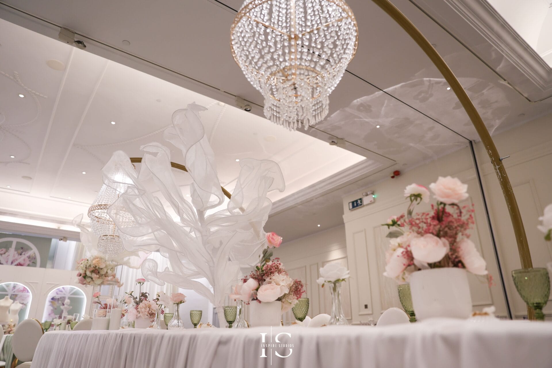 Marriott Grosvenor Square wedding day photography capturing bridal preparation, ceremony, couple portraits, reception, and evening celebration.