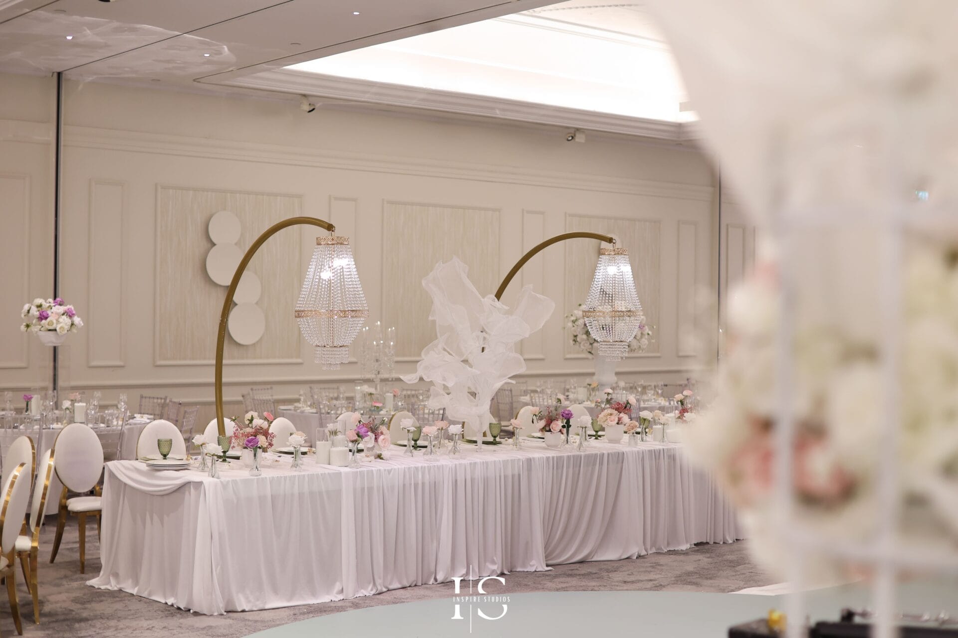 Marriott Hotel Grosvenor Square décor wedding photography capturing floral arrangements, table styling, candles, and luxury reception details.