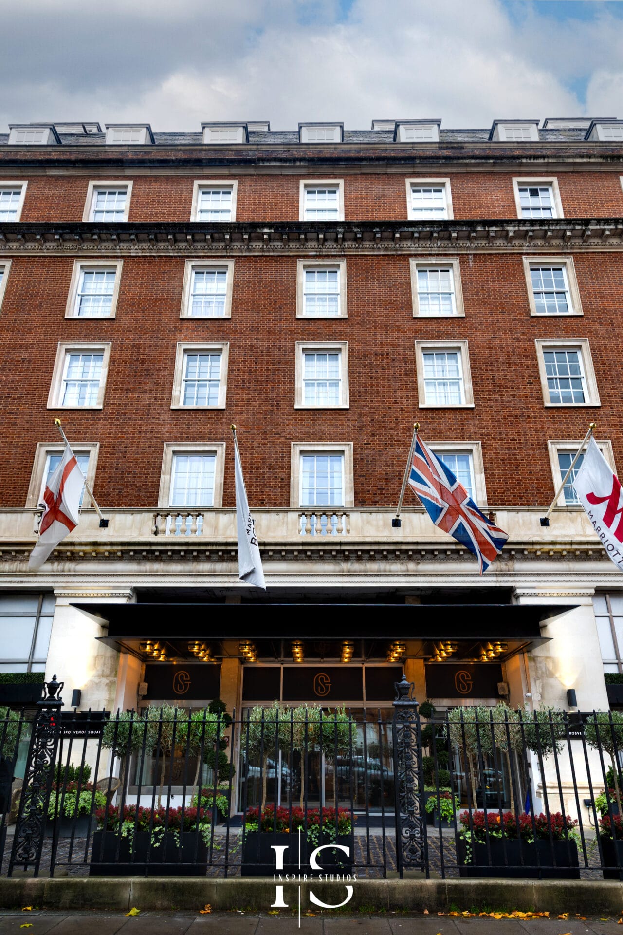 Marriott Hotel Grosvenor Square London wedding photography capturing elegant interiors, luxury décor, and romantic wedding moments.