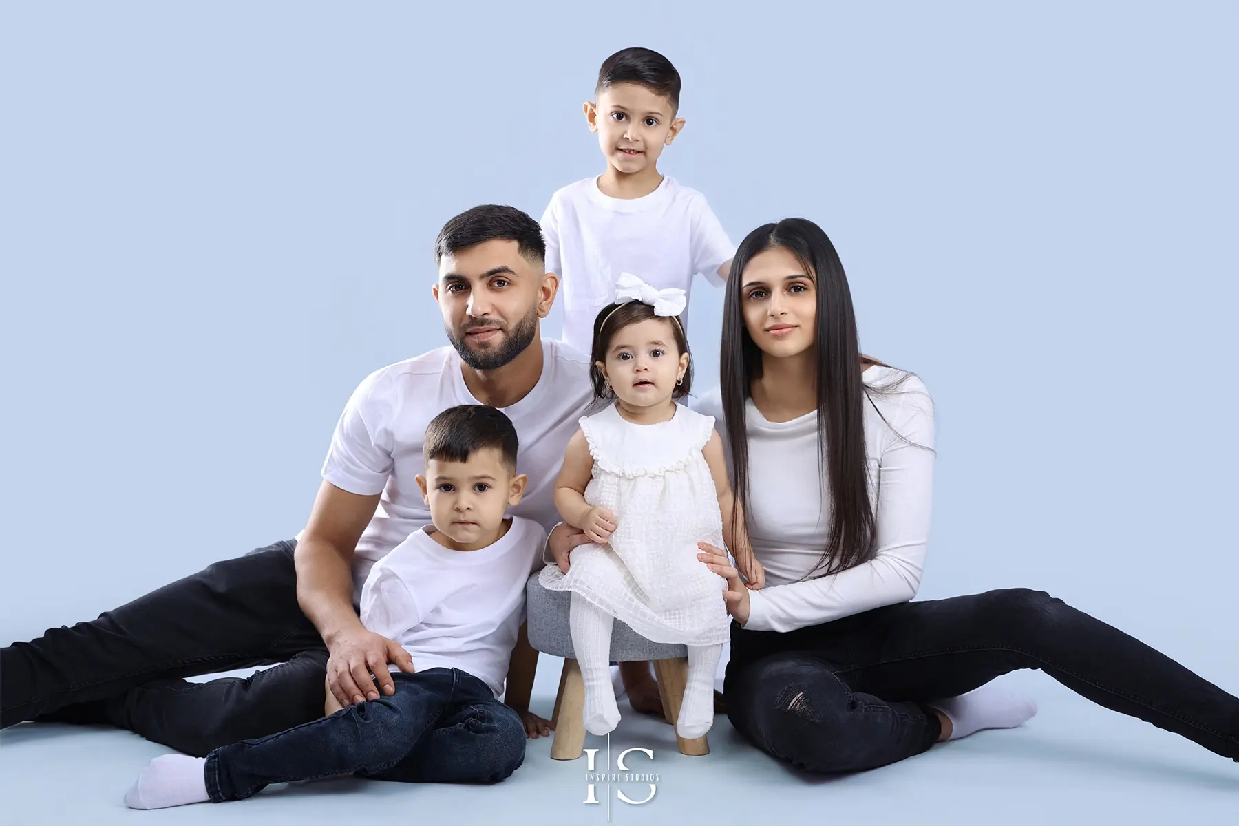 Portrete de familie realizate în Londra – sesiune foto profesională pentru părinți și copii, cu stil natural și elegant.