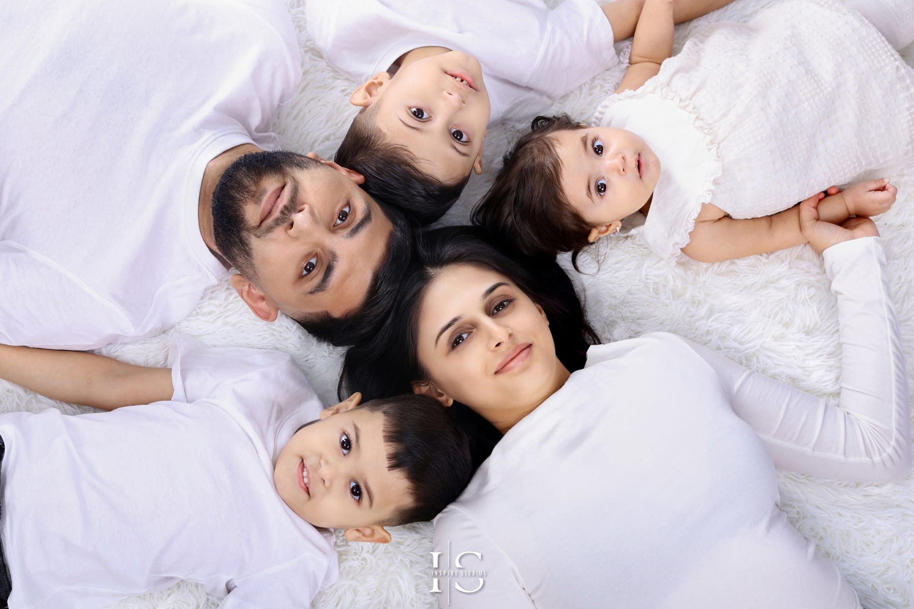Romanian family photography in London – studio and lifestyle portrait sessions for children, parents, and entire families.