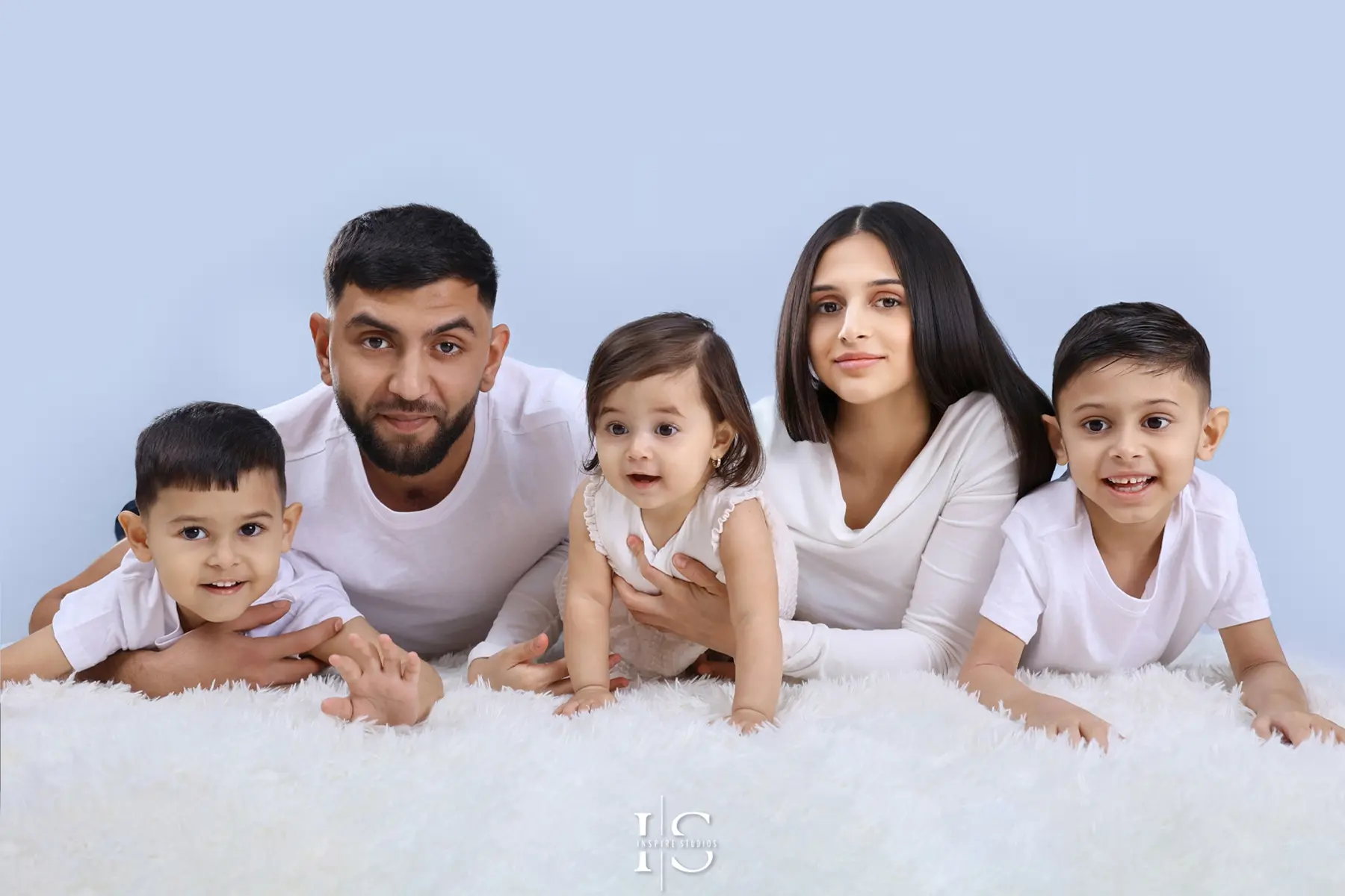 Sesiune foto de familie în Londra – fotografie profesională cu părinți și copii, momente autentice și stil naturale.