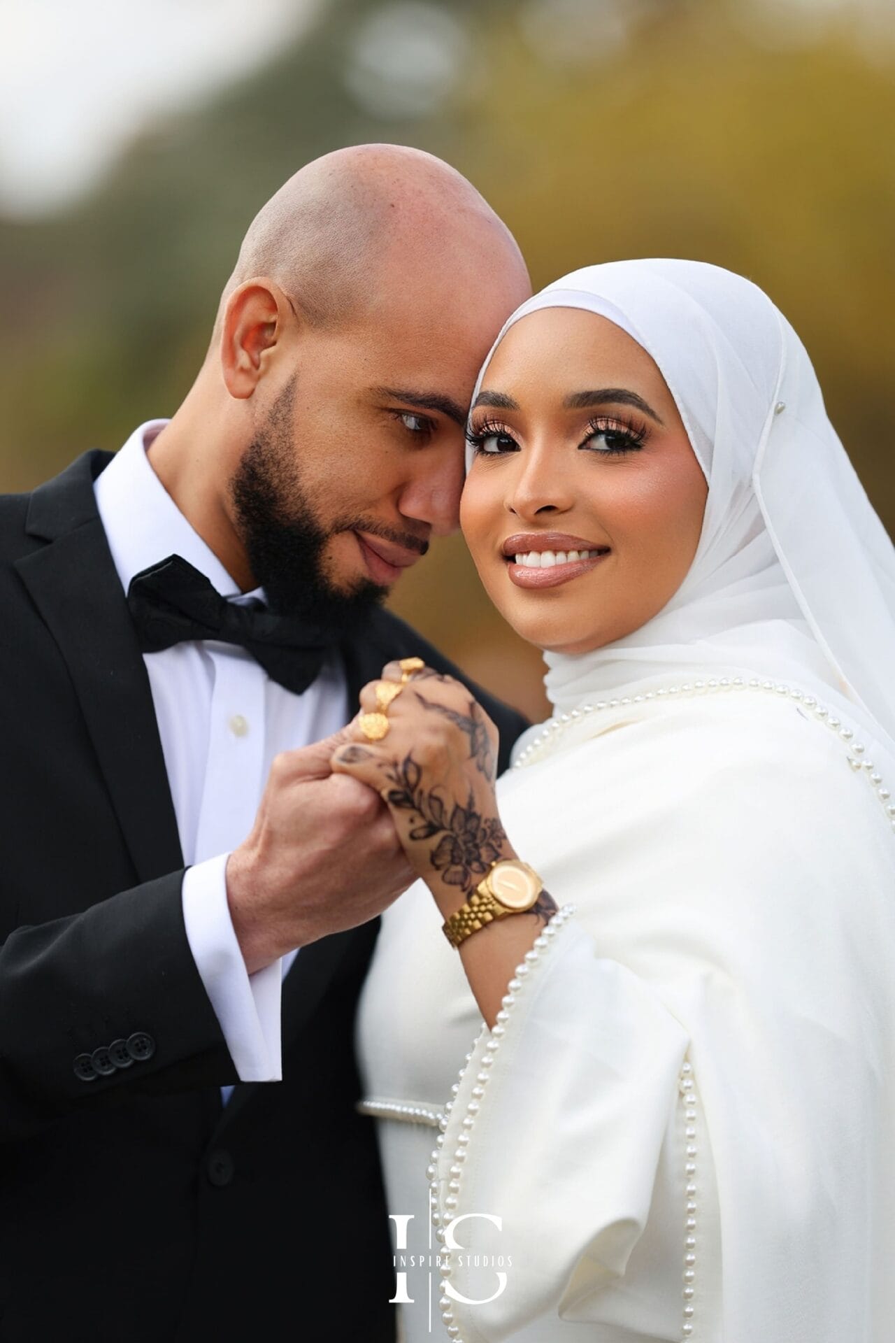 Couple outdoor photoshoot at Lloyd Park with natural candid portraits