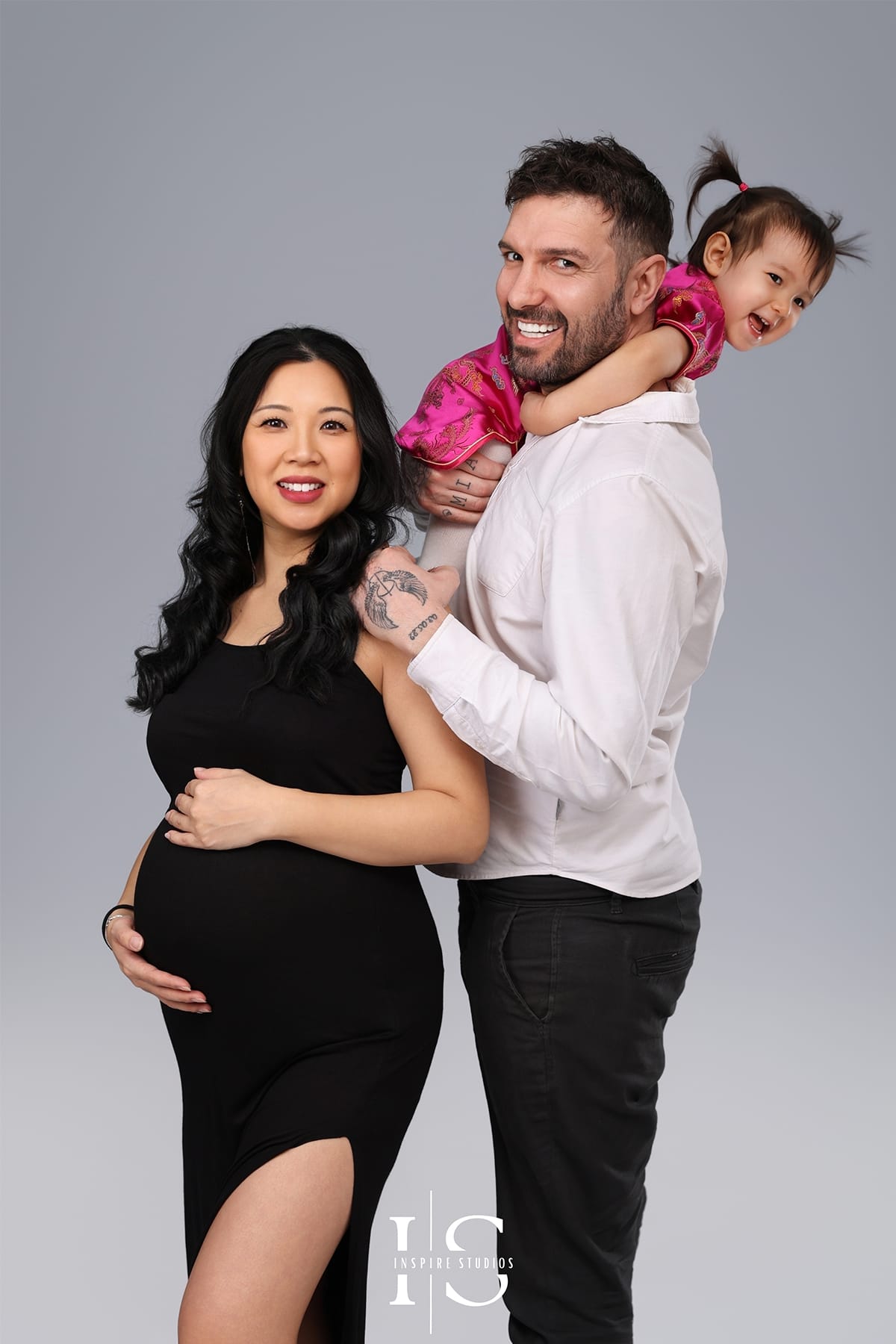 maternity family photoshoot poses ideas featuring parents and kids creating emotional and natural pregnancy portraits