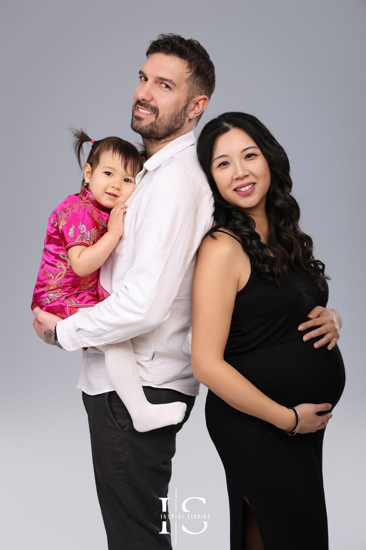 family maternity photoshoot poses ideas with parents and child showing natural connection and pregnancy moments