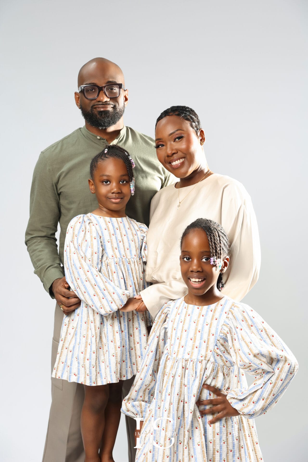 10th wedding anniversary family portraits with couple and children