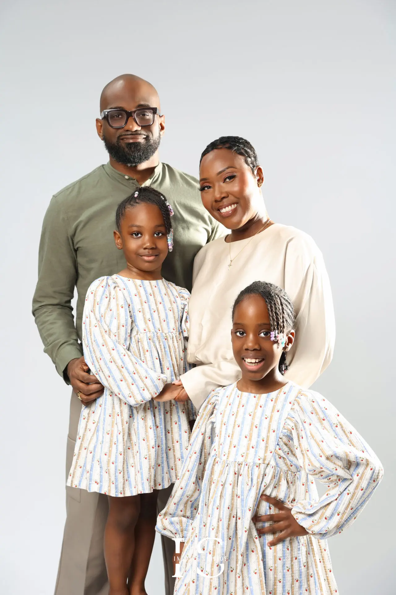 10th wedding anniversary family portraits with couple and children