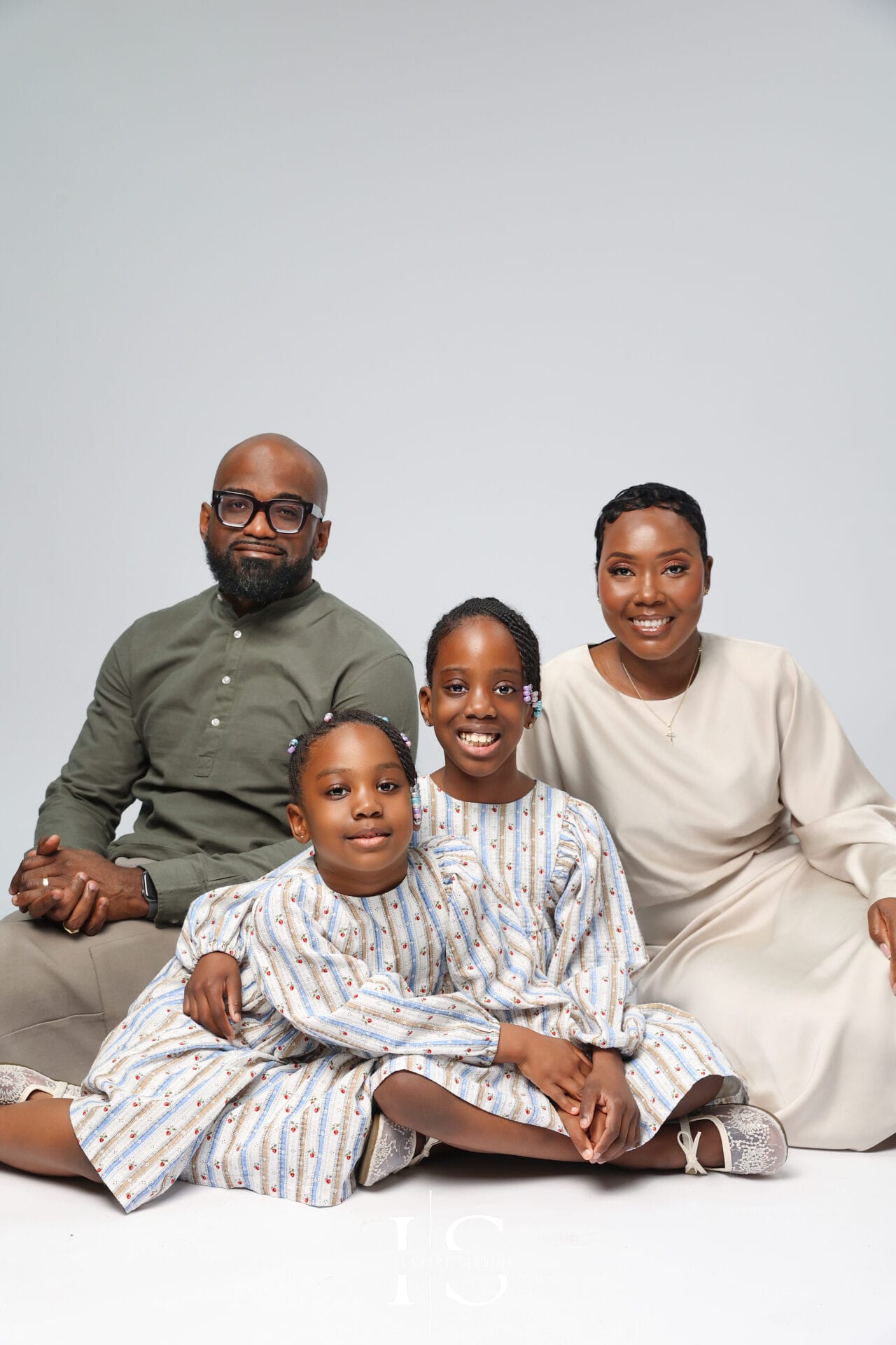 Family photoshoot for a wedding anniversary with couple and children
