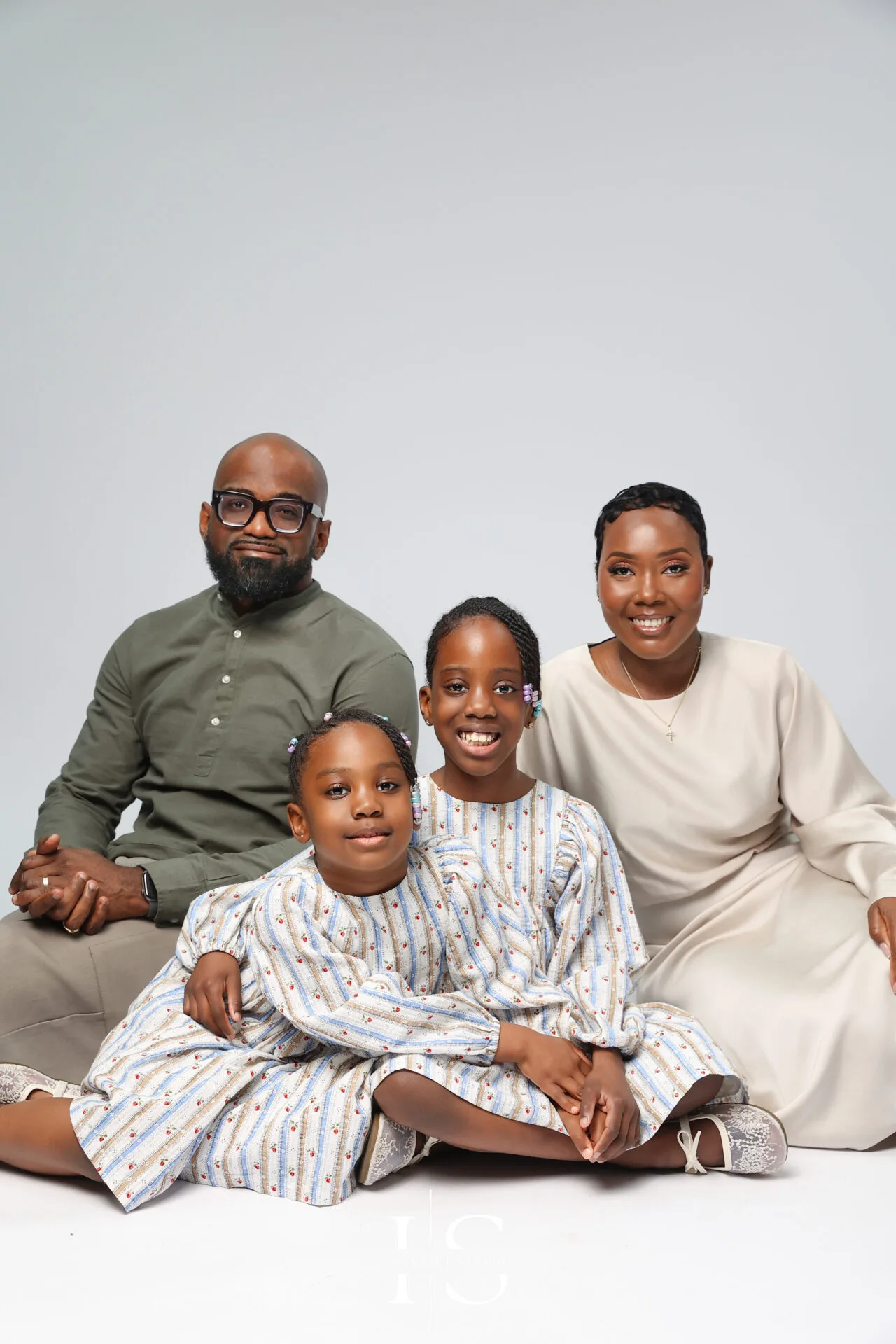 Family photoshoot for a wedding anniversary with couple and children