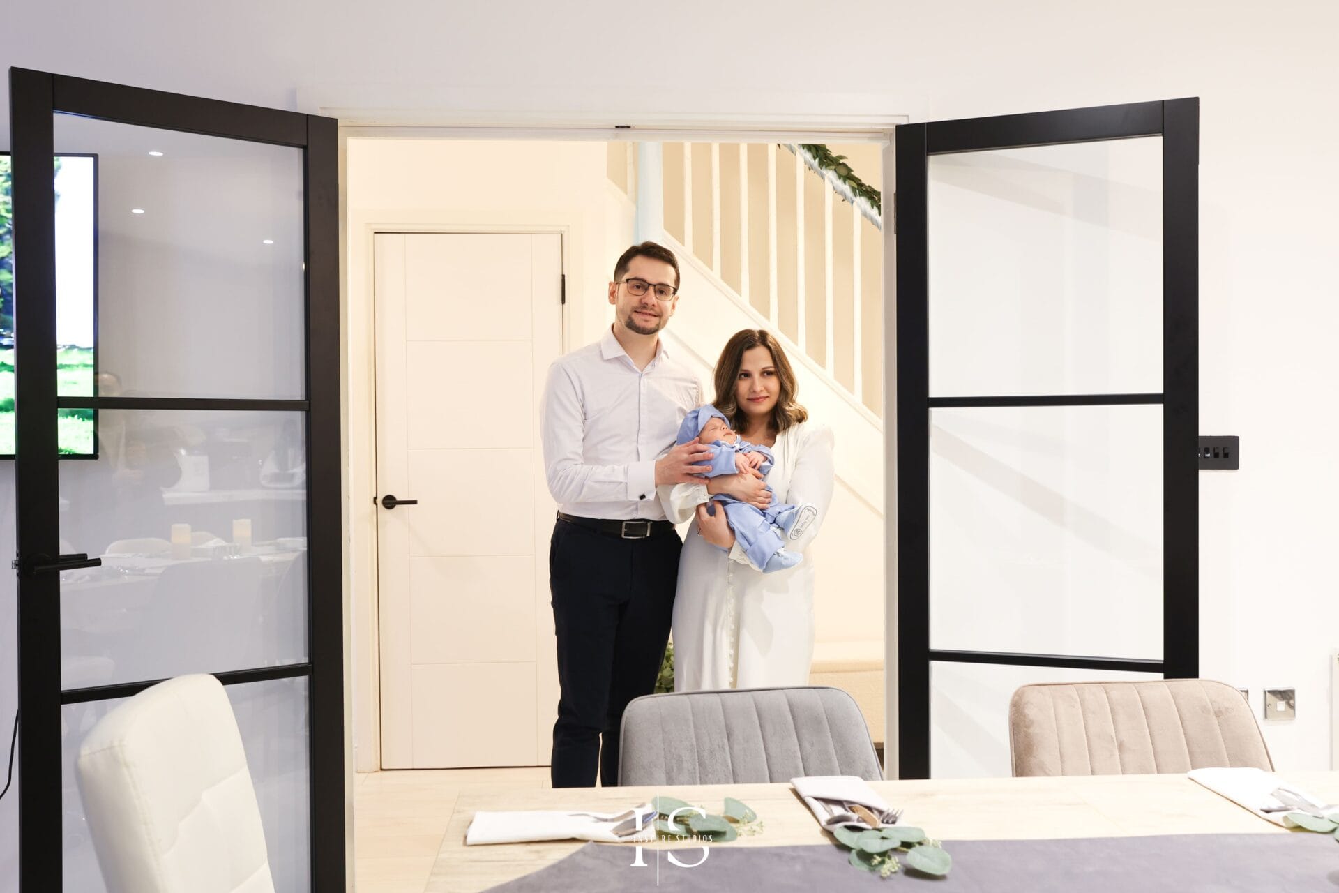 Fotografii botez românesc în familie cu părinți, nași și copil