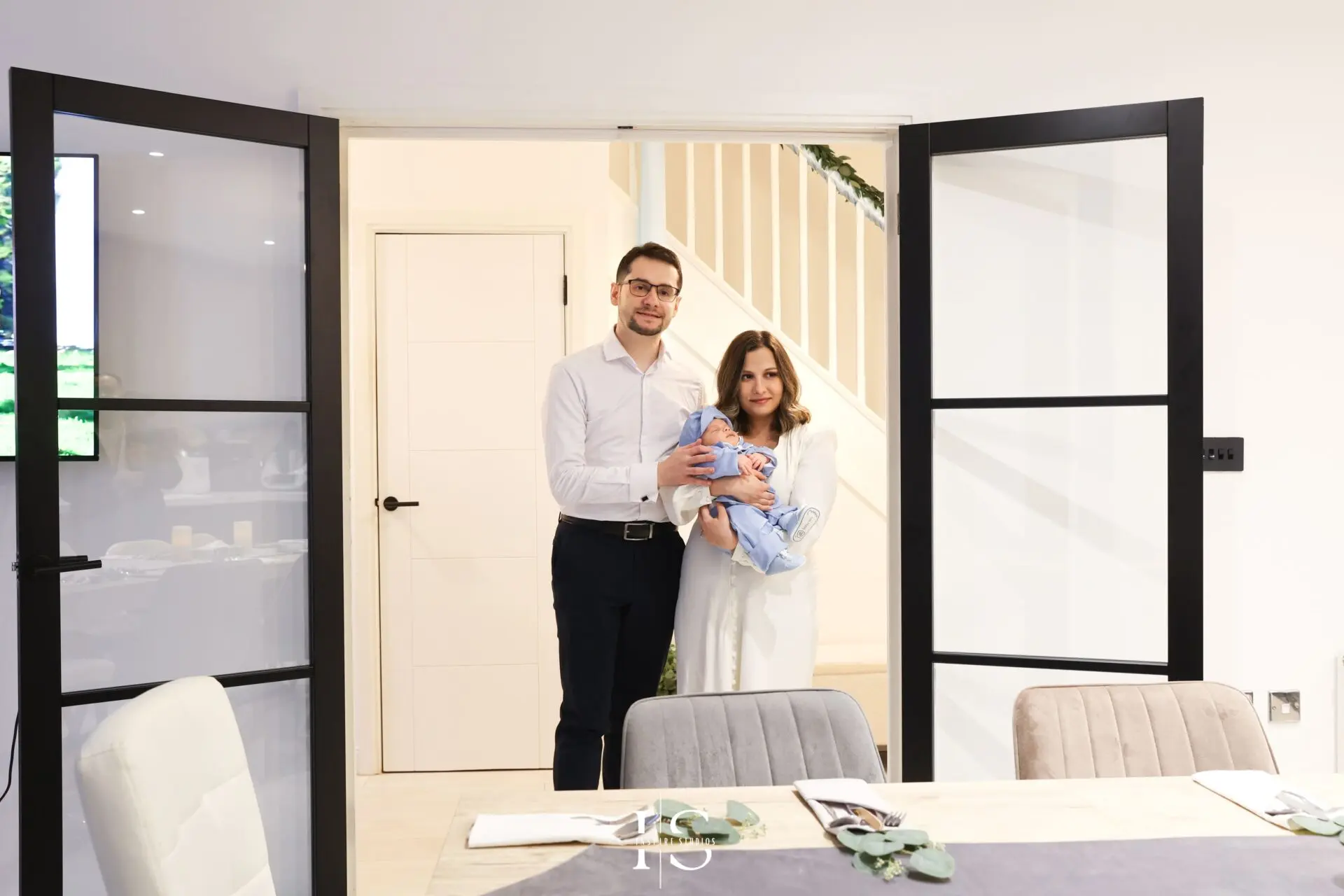Fotografii botez românesc în familie cu părinți, nași și copil