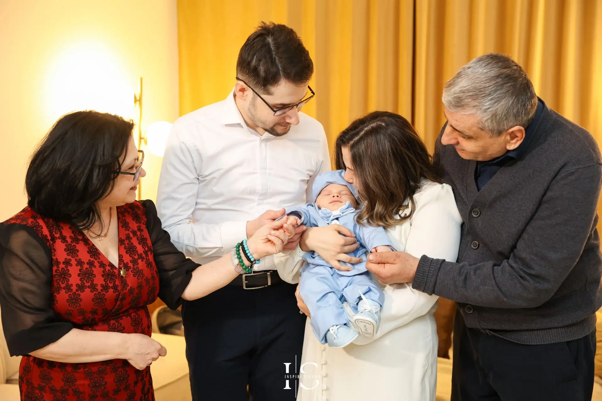 Momente de familie la botez cu părinții, nașii și copilul