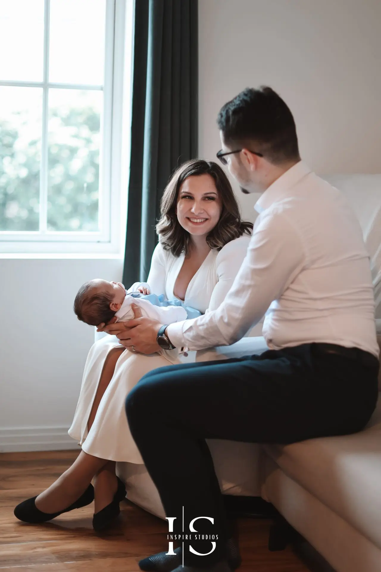 Povestea botezului românesc spusă prin fotografii naturale de familie