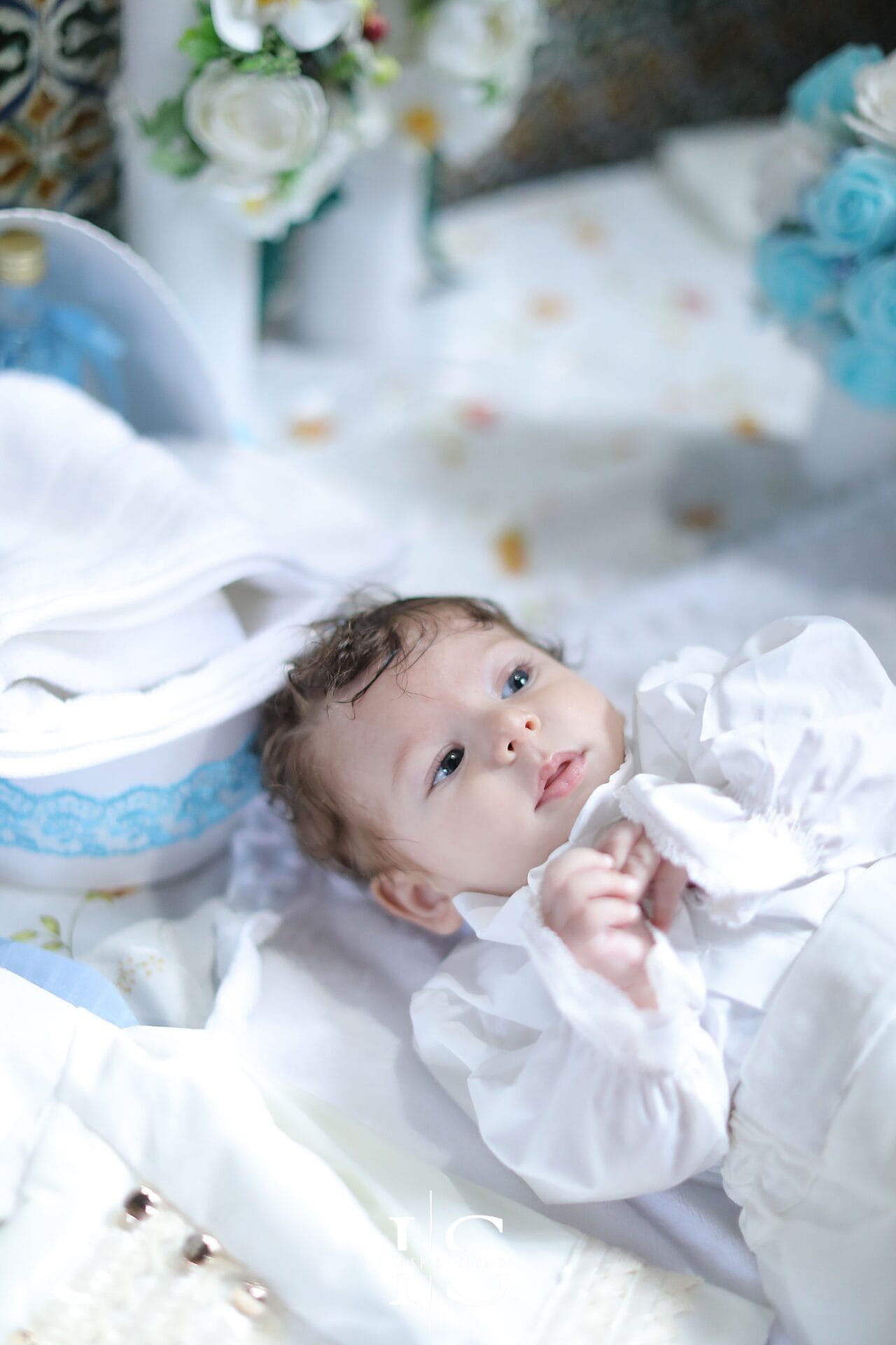 Fotograf botez Londra Inspire Studios, cu imagini naturale pentru bebeluș, părinți și familie în ziua creștinării.
